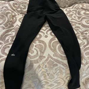 Alo Yoga Women's High Waisted Ripped Warrior Legging.